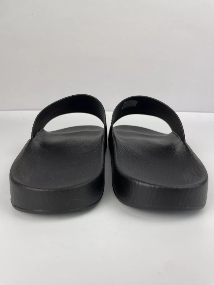 G*u*i sandal